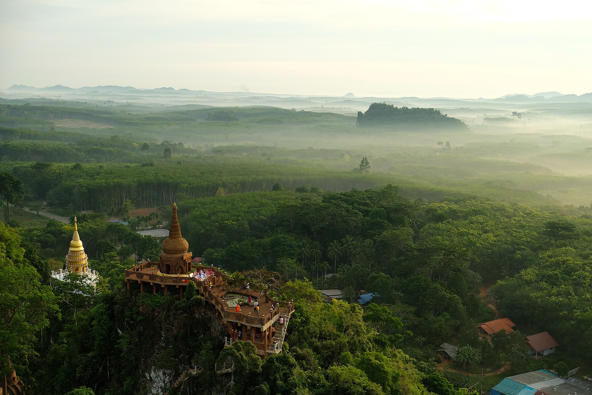 อุทยานธรรมเขานาในหลวง ตำบลต้นยวน อำเภอพนม