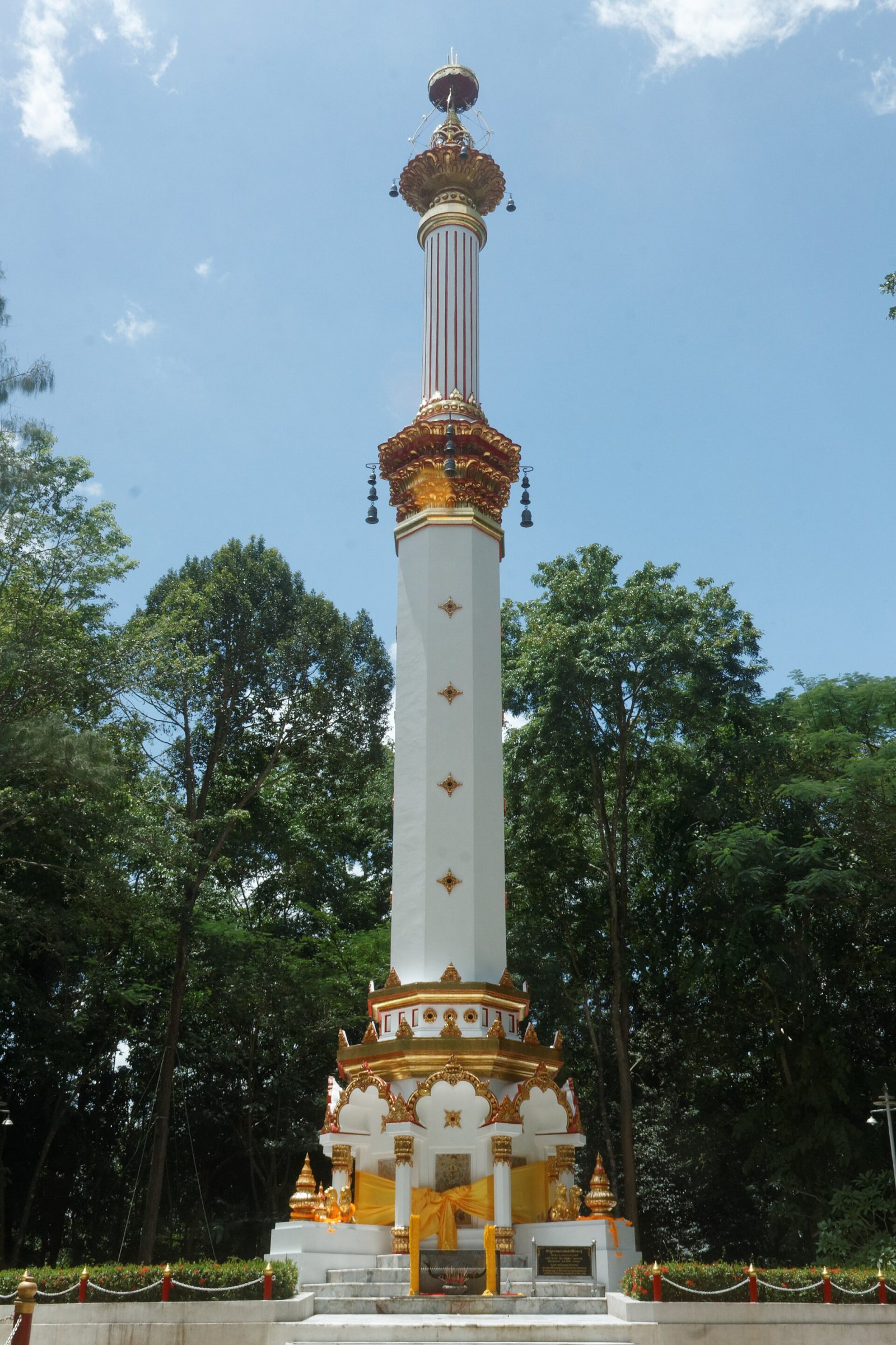 พระธาตุศรีสุราษฎร์ โบราณสถานบนเขาท่าเพชร อำเภอเมืองสุราษฎร์ธานี
